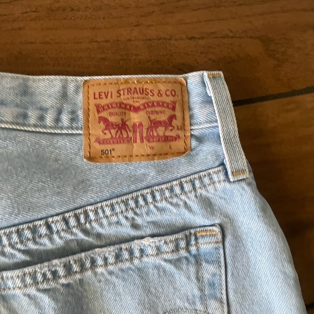 LEVIS 501  denim Button fly High rise Distressed jean shorts size 30 - Picture 4 of 8